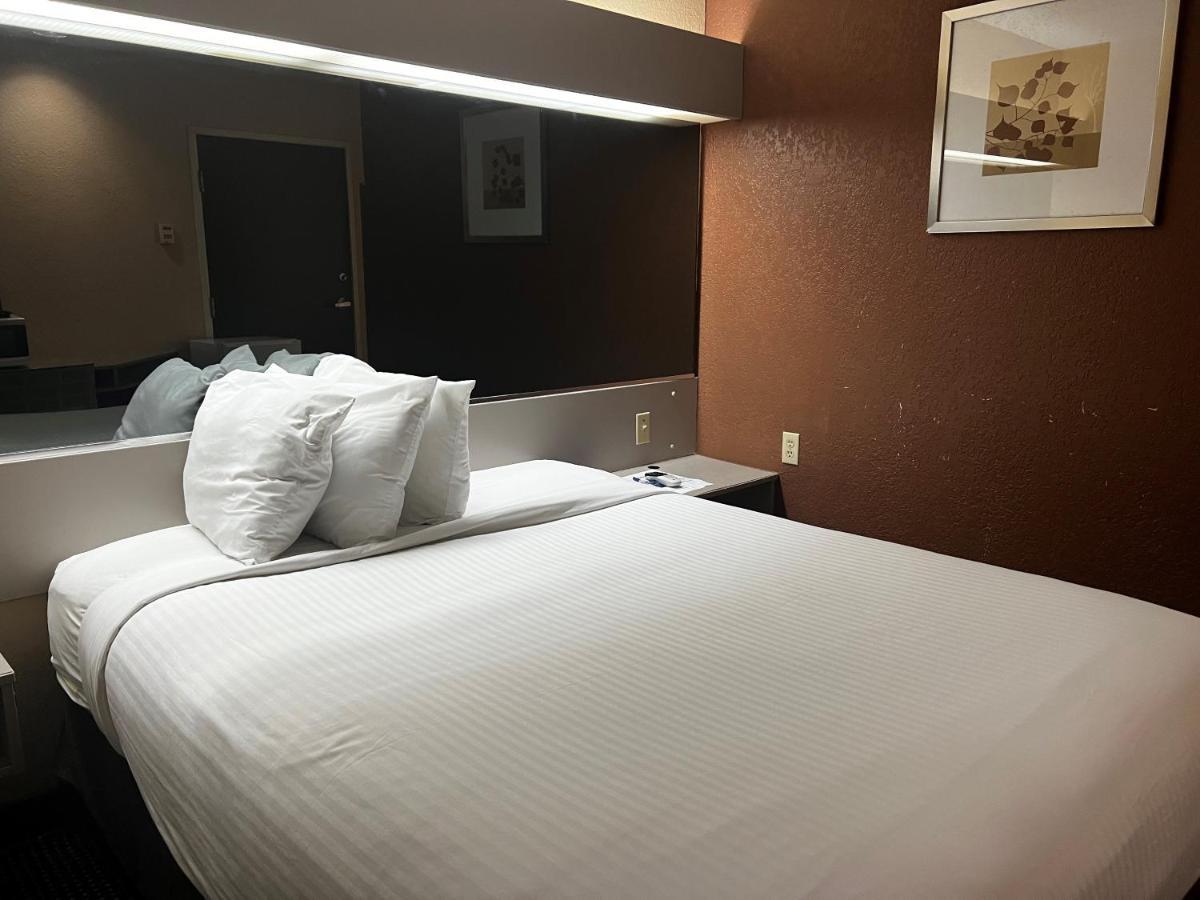 Microtel Inn & Suites By Wyndham Houston/Webster/Nasa/Clearlake Nassau Bay Екстер'єр фото